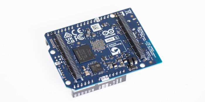 Auf der Unterseite hat der Arduino Uno Q zwei neue Steckverbinder. (Bild: Martin Wolf/Golem.de)