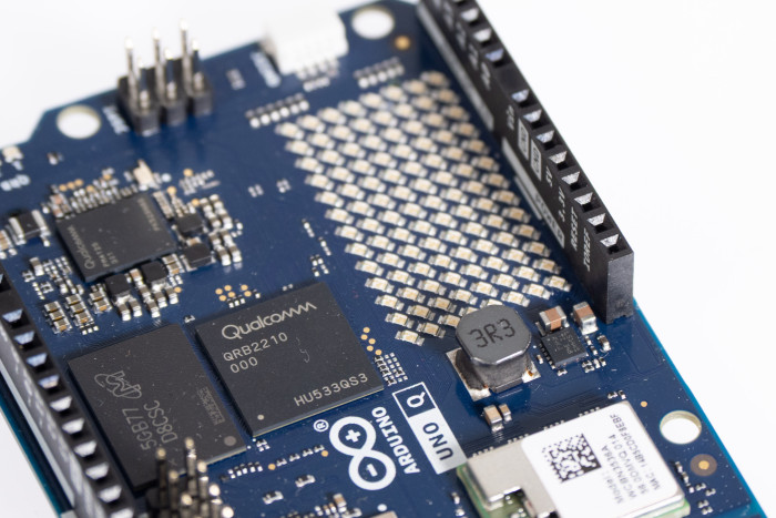 Auf der Oberseite des Arduino Uno Q sitzt das SoC mit dem LPDDR4-RAM, daneben die LED-Matrix. (Bild: Martin Wolf/Golem.de)