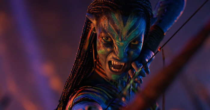 Bei fokussierten Nahaufnahmen sehen Neytiri (Zoe Saldaña) und die anderen Na'vi manchmal beeindruckend detailliert aus. (Bild: 20th Century Studios)