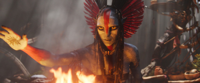 Varang (Oona Chaplin) führt einen Clan an, der anderen Na'vi-Stämmen gegenüber feindlich gesinnt ist. (Bild: 20th Century Studios)