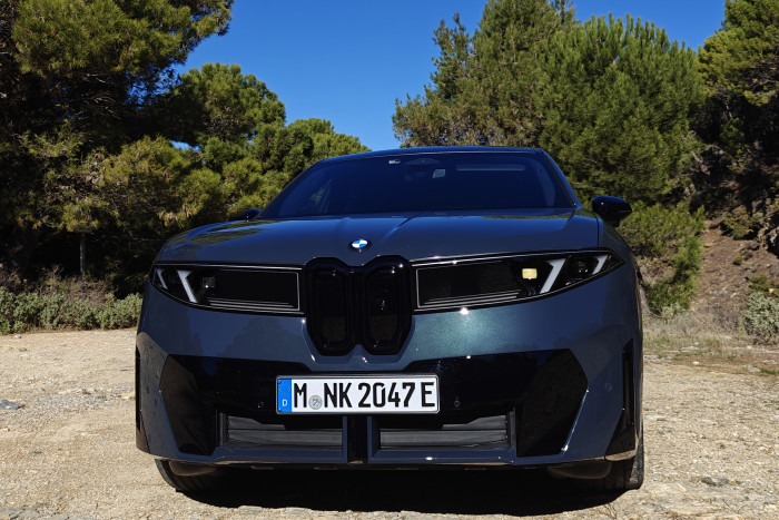 Statt mit einer protzigen Niere wartet das Elektro-SUV mit kleinen Hasenzähnen auf. (Foto: Friedhelm Greis/Golem)