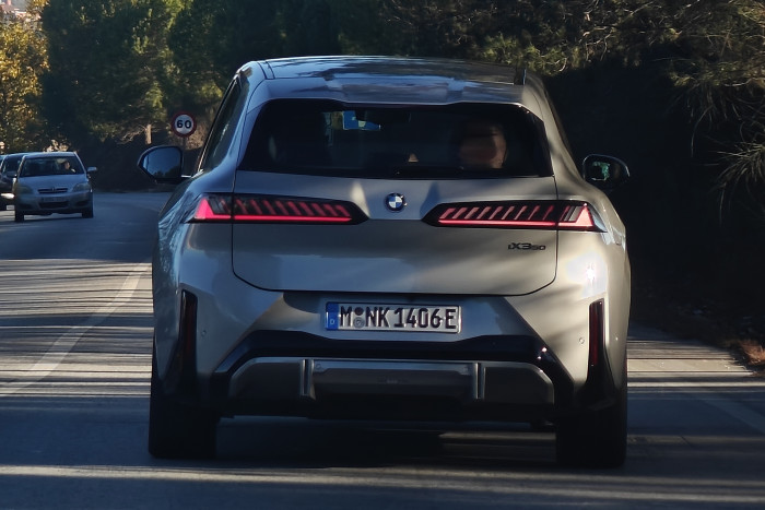 Auffallend am Heck sind die breiten, fast durchgängigen Heckleuchten. (Foto: Friedhelm Greis/Golem)