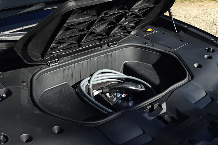 Der Stauraum unter der Fronthaube fällt mit 58 Litern nicht sehr üppig aus, reicht aber für ein Ladekabel. (Foto: Friedhelm Greis/Golem)