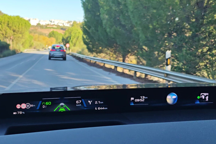 Die Leiste ist vom Fahrersitz aus gut erkennbar. Der Verkehr lässt sich gleichzeitig noch verfolgen. (Foto: Friedhelm Greis/Golem) 