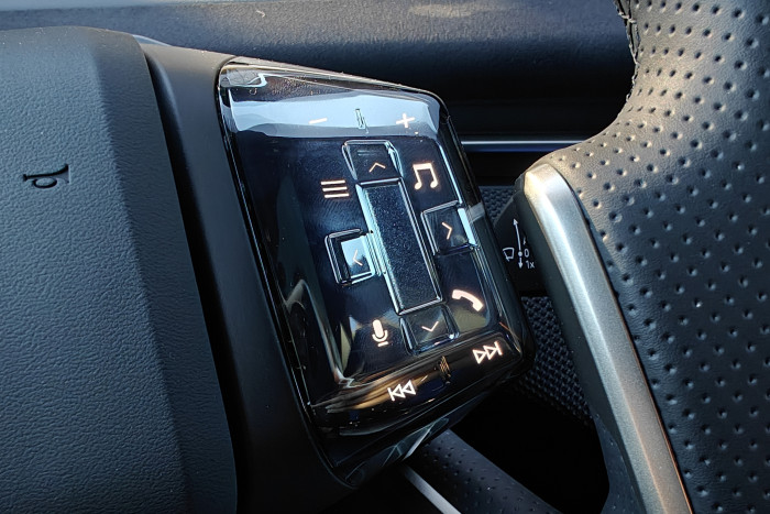 Mit dem rechten Bedienfeld steuert man die Medieninhalte und startet die Spracherkennung. (Foto: Friedhelm Greis/Golem)