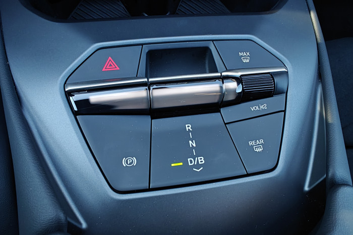 Der Fahrwahlhebel befindet sich in der Mittelkonsole. Den iDrive-Controller gibt es nicht mehr. (Foto: Friedhelm Greis/Golem)