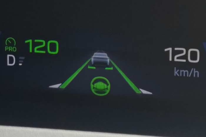 Gegen Aufpreis verfügt der iX3 über einen Autobahnassistenten. Das grüne Lenkrad zeigt an, dass die Funktion aktiv ist. (Foto: Friedhelm Greis/Golem)