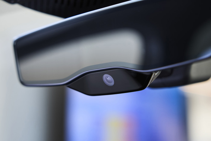 Eine Kamera im Innenspiegel überwacht, ob der Fahrer noch das Verkehrsgeschehen verfolgt. (Foto: BMW)