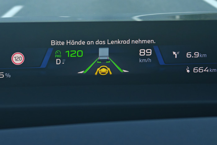 Wird der normale Tempomat benutzt, müssen die Hände regelmäßig das Lenkrad berühren. (Foto: Friedhelm Greis/Golem) 