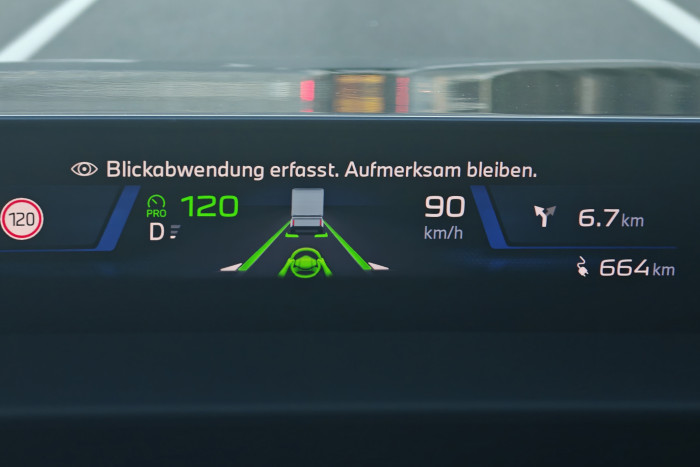 Beim Autobahnassistenten wird hingegen die Aufmerksamkeit genauer überwacht. (Foto: Friedhelm Greis/Golem) 