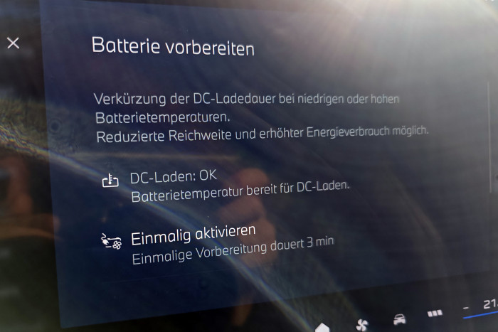 Der Akku lässt sich automatisch oder manuell vorkonditionieren. (Foto: Friedhelm Greis/Golem) 