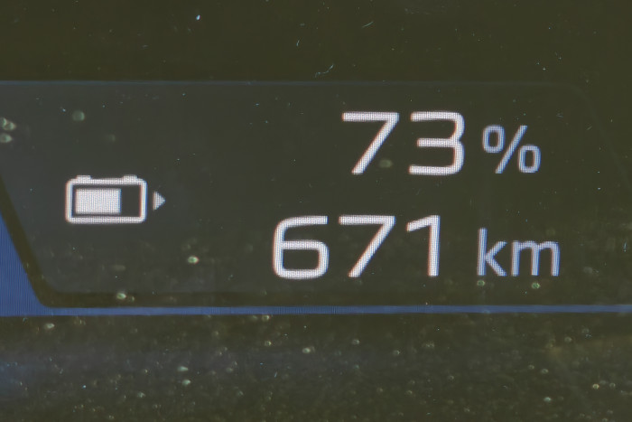 Die Reichweitenanzeige differierte bisweilen jedoch stark. 671 km bei 73 Prozent Ladestand sind eher unrealistisch. (Foto: Friedhelm Greis/Golem) 