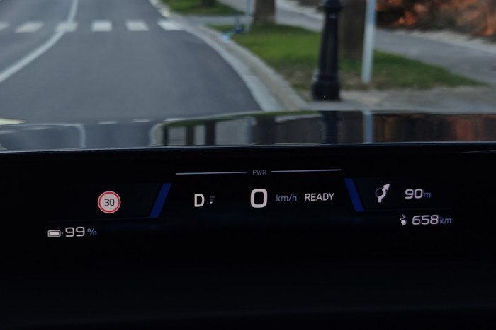 Realistischer scheinen hingegen die 658 km bei fast vollem Akku. (Foto: Friedhelm Greis/Golem) 