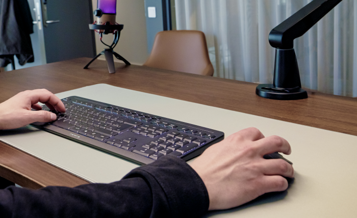 Die Stream Mouse Ultimate liegt angenehm in der Hand. (Bild: Cherry)