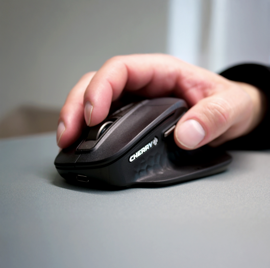 Die beiden Daumentasten der Stream Mouse Ultimate sind gut zu erreichen, sind aber nicht so leise wie die anderen Tasten. (Bild: Cherry)