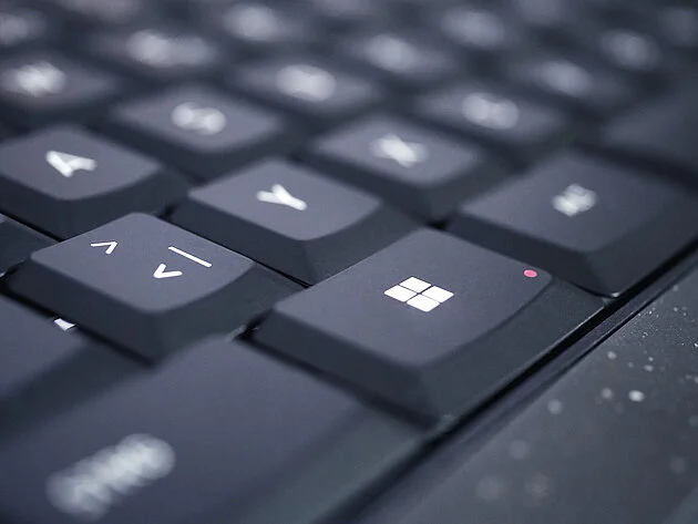 Aus diesem Blickwinkel stört die Helligkeit der roten LED auf der Tastatur immerhin nicht. (Bild: Cherry)