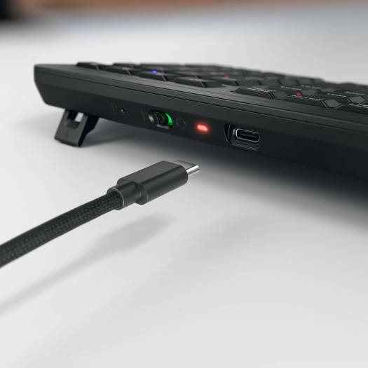 Die Tastatur Stream Keyboard Ultimate kann auch im Kabelbetrieb verwendet werden. (Bild: Cherry)