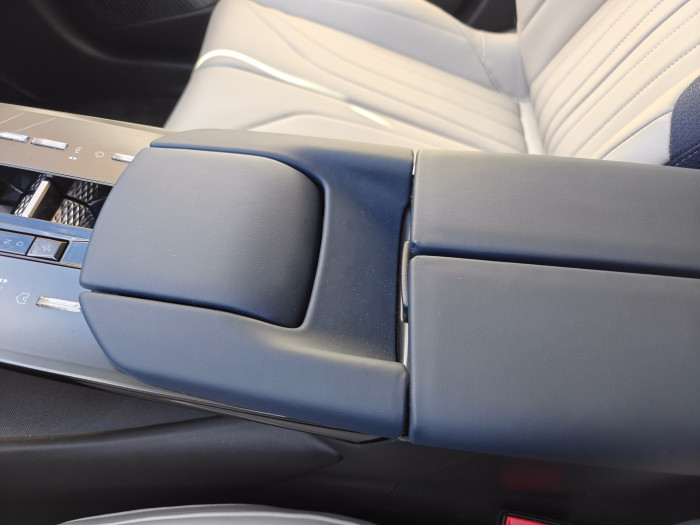 In der Mittelkonsole ist zudem noch ein kleines Fach und ein größeres, klimatisiertes eingebaut. (Bild: Martin Wolf/Golem.de)