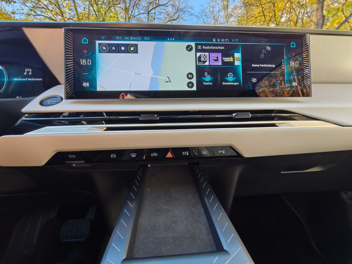 In der Mitte ist ein breites, aber nicht sonderlich hohes Display verbaut. (Bild: Martin Wolf/Golem.de)