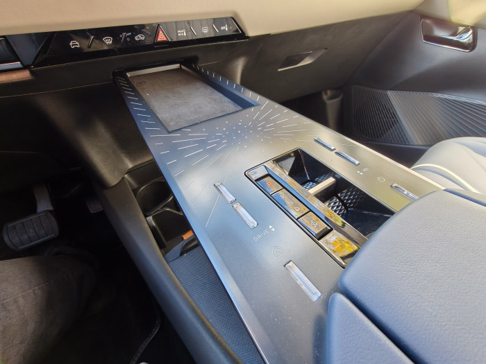 In der Mittelkonsole findet sich die Stellantis-typische Schaltwippe für die Gangwahl. (Bild: Martin Wolf/Golem.de)