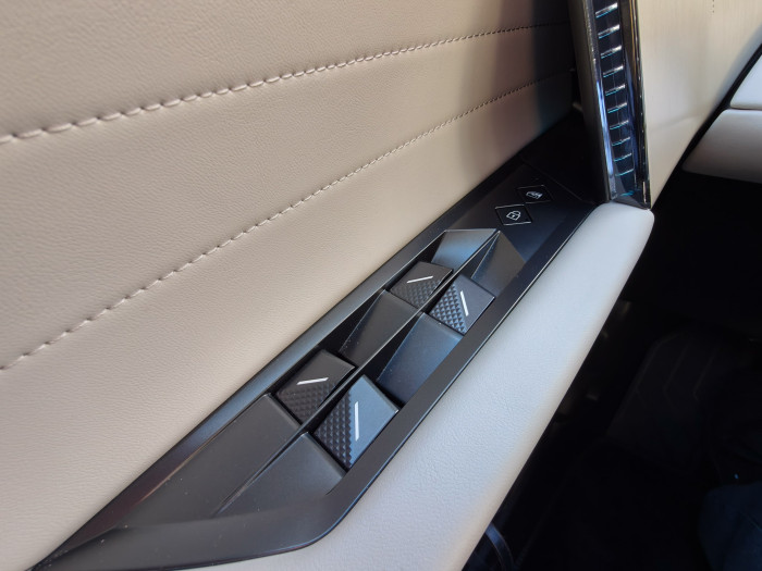 Die Knöpfe für die Fensterheber haben eine ungewöhnliche Form. (Bild: Martin Wolf/Golem.de)