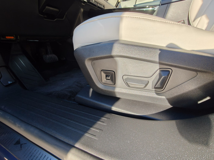 Bei unserem Testfahrzeug lassen sich die Sitze elektronisch verstellen, inklusive Lordosenstütze. (Bild: Martin Wolf/Golem.de)