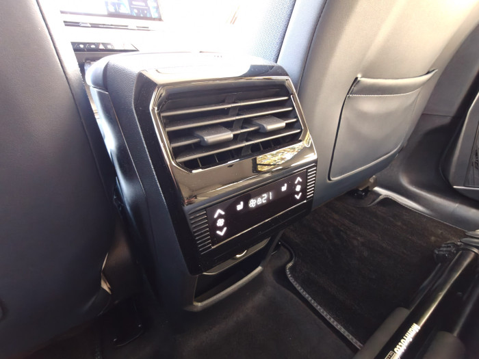 Die hinteren Sitze haben eigene Klimadüsen und Sitzheizung. Außerdem lässt sich von hier aus der Beifahrersitz nach vorne bewegen, um mehr Beinfreiheit zu schaffen. (Bild: Martin Wolf/Golem.de)