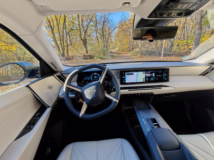 Das geräumige Cockpit mit dem ungewöhnlichen Lenkrad (Bild: Martin Wolf/Golem.de)