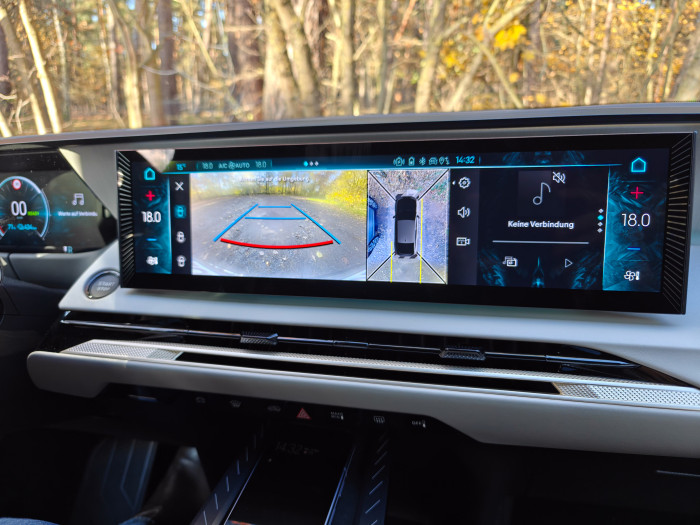 Die Kameras beim Rückwärtsfahren sind an sich gut, bis auf das Problem mit der dauerbeschlagenen Kamera. (Bild: Martin Wolf/Golem.de)