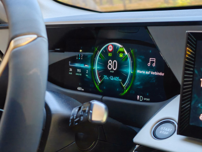 Die Elemente auf dem Fahrdisplay sind übersichtlich. (Bild: Martin Wolf/Golem.de)