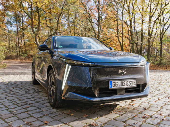 Die Front hat ein markantes Aussehen mit nach unten ragendem Tagfahrlicht. (Bild: Martin Wolf/Golem.de)