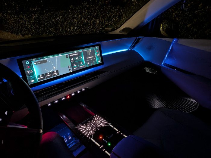 Der Innenraum hat eine Ambientebeleuchtung, die vor allem im Dunkeln sehr gut zur Wirkung kommt. (Bild: Martin Wolf/Golem.de)