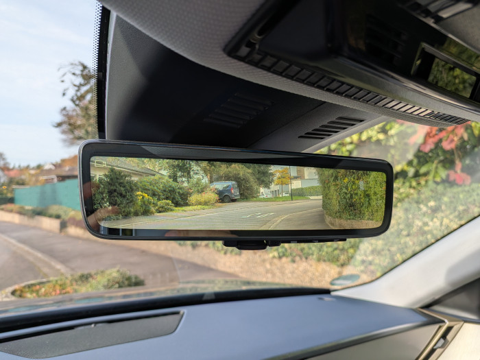 Anstelle des optischen Rückspiegels lässt sich auch ein digitaler verwenden, der vor allem im Dunkeln eine bessere Sicht bietet. (Bild: Tobias Költzsch/Golem.de)