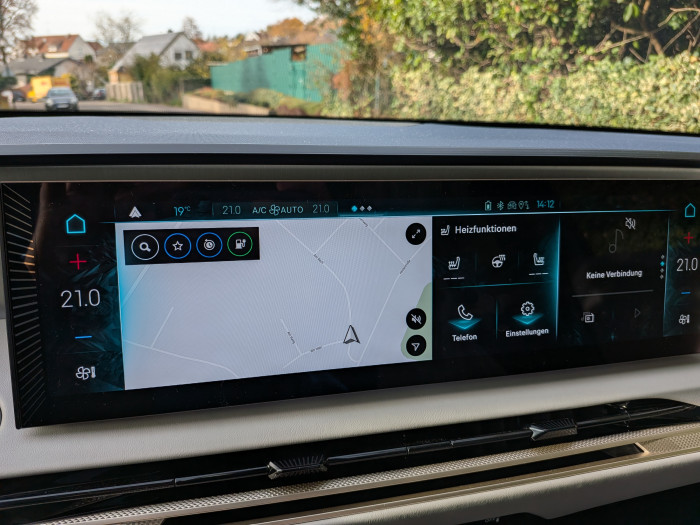 Der Startbildschirm des Infotainment-Displays lässt sich nach eigenen Vorlieben konfigurieren. (Bild: Tobias Költzsch/Golem.de)