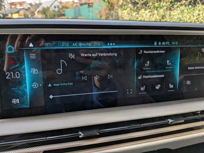Auf mehreren Seiten lassen sich Funktionen wie Widgets bei einem Smartphone in unterschiedlichen Größen platzieren. (Bild: Tobias Költzsch/Golem.de)