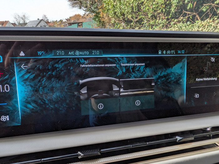 Nicht nur das Display in der Mitte des Armaturenbrettes lässt sich konfigurieren, sondern auch die Kombination aus Fahrdisplay und HUD. (Bild: Tobias Költzsch/Golem.de)