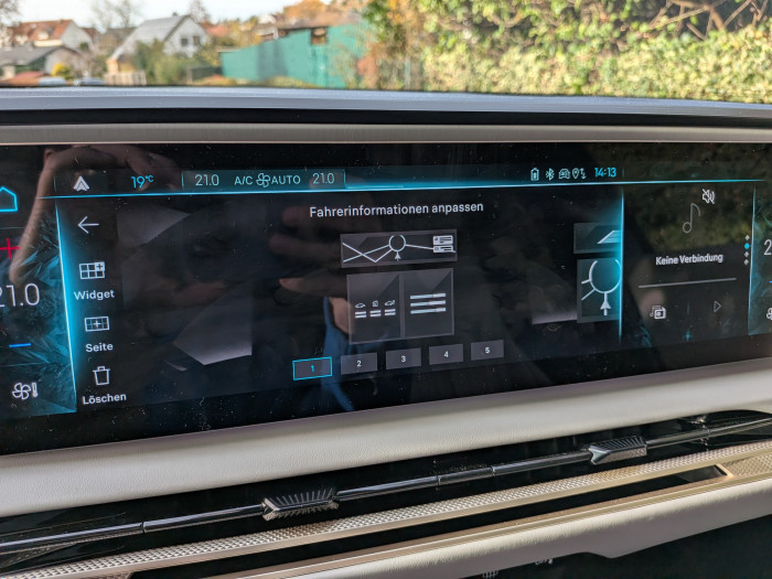 Insgesamt lassen sich fünf Kombinationen konfigurieren, die während der Fahrt durch Knopfdruck gewechselt werden können. (Bild: Tobias Költzsch/Golem.de)