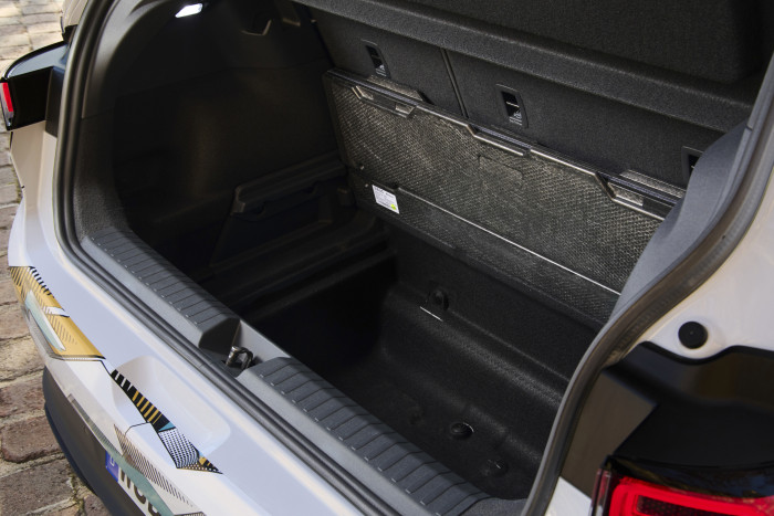 Unter dem Kofferraumboden gibt es einen recht großen Stauraum. (Bild: VW)