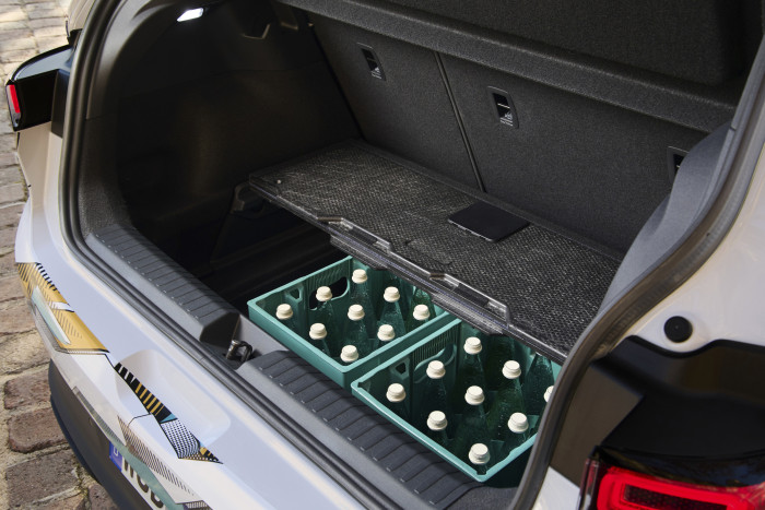 Da der ID.Polo einen Frontantrieb hat, ist im Kofferraumboden noch Platz für Getränkekisten. (Bild: VW)