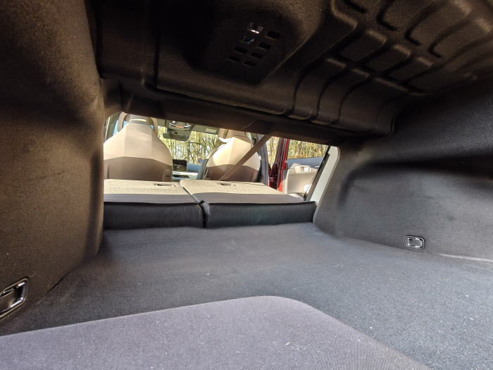 Der Kofferraum ist durchaus groß - und lässt sich dank zurückklappbarer Rücksitze verlängern. (Bild: Martin Wolf/Golem)