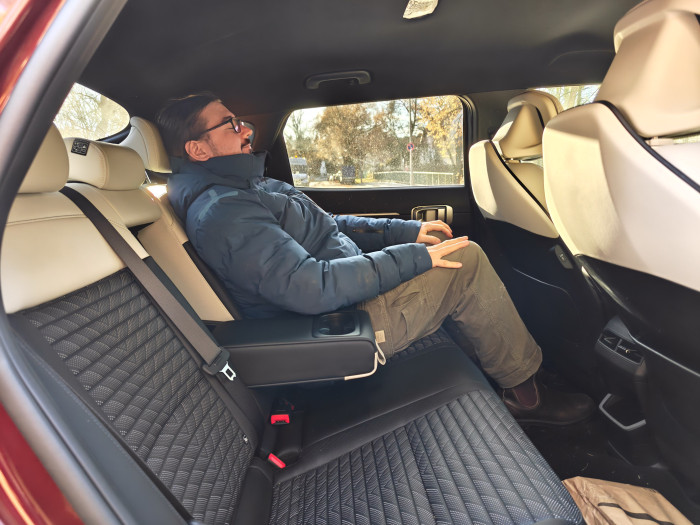 Die Rückbank bietet reichlich Platz für Passagiere - und in unserer Version auch den Komfort einer Sitzheizung. (Bild: Martin Wolf/Golem)