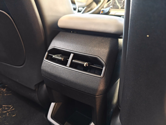 Die Rücksitze haben eigene Klimadüsen. (Bild: Martin Wolf/Golem)