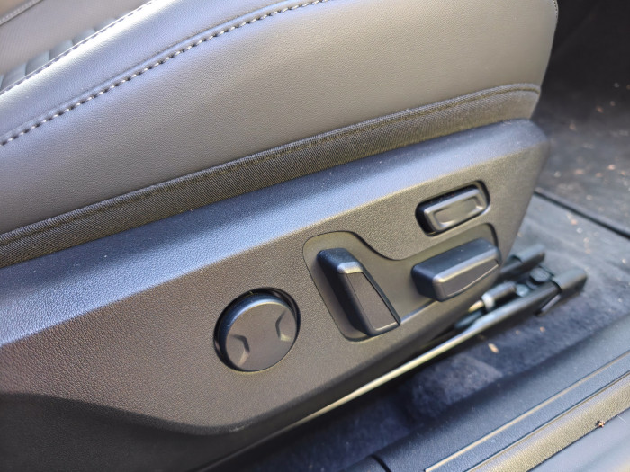 Die vorderen Sitze lassen sich elektronisch verstellen und haben einen Relax-Button, mit dem sich der Sitz in eine Liegeposition stellen lässt. (Bild: Martin Wolf/Golem)