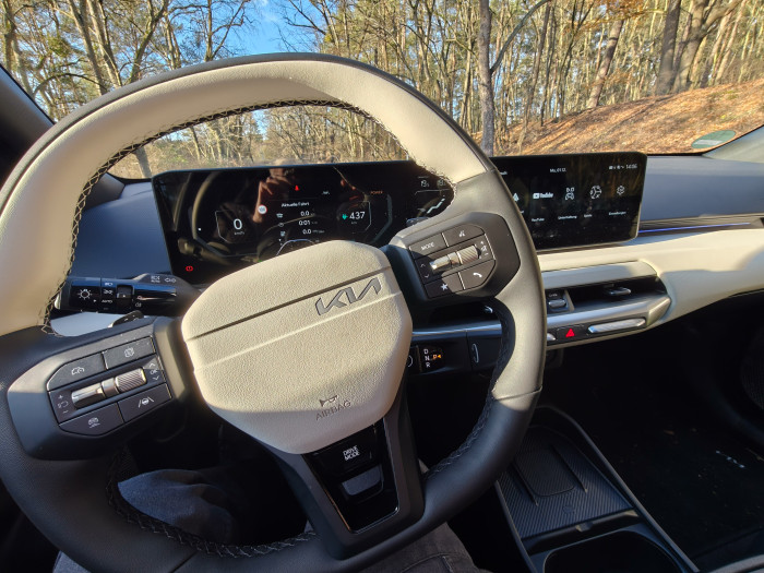 Das Lenkrad und das Cockpit haben den gleichen Aufbau wie beim EV3. (Bild: Martin Wolf/Golem)