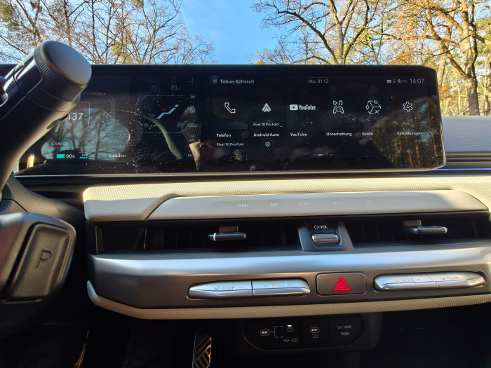 Der zentrale Bildschirm zeigt das Infotainmentsystem an, das dem der anderen Kia-Modelle entspricht. (Bild: Martin Wolf/Golem)