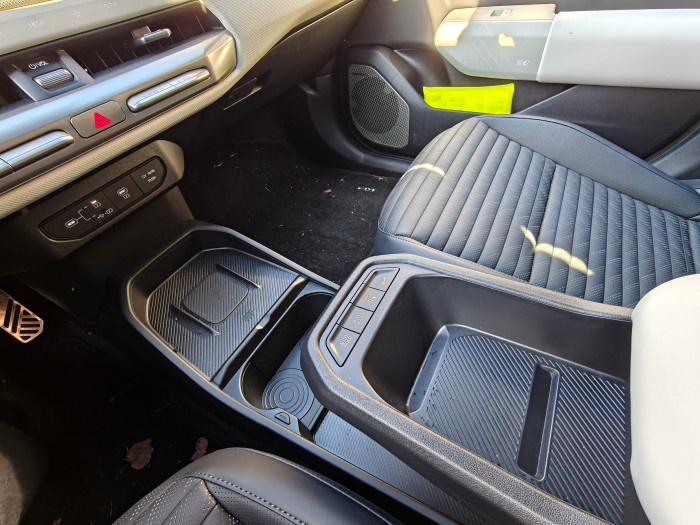 Die Mittelkonsole hat ein Staufach und davor eine zusätzliche Ablageschale. (Bild: Martin Wolf/Golem)