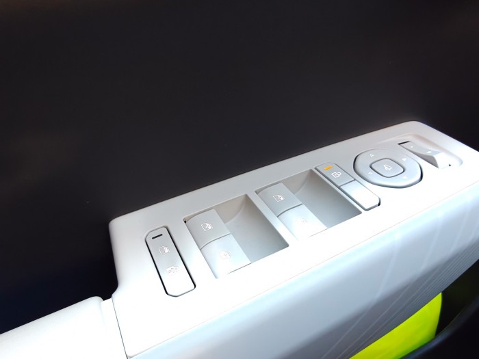 Die Spiegel lassen sich wie die Fensterheber mit physischen Buttons steuern. (Bild: Martin Wolf/Golem)