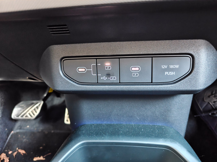 Smartphones und andere Geräte können auch per USB geladen werden. (Bild: Martin Wolf/Golem)