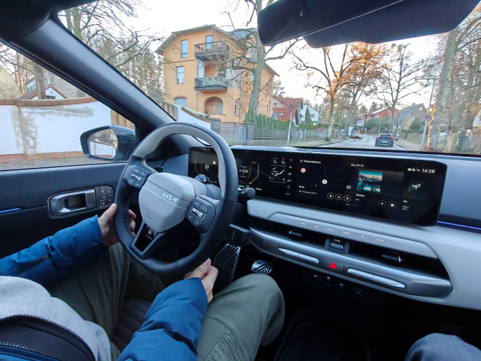 Das Cockpit der GT-Line-Version des EV4 ist aufgeräumt. (Bild: Martin Wolf/Golem)