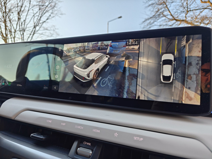 Dank Zusatzpaketen hat der EV4 eine gute Rundumkamera. (Bild: Martin Wolf/Golem)